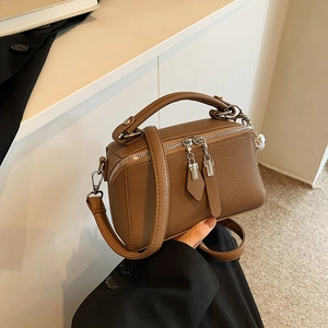 Sac à Main en Cuir PU pour Femmes Texture Galet Sac Bandoulière Carré Élégant avec Pendentif Boule en Argent Streetwear
