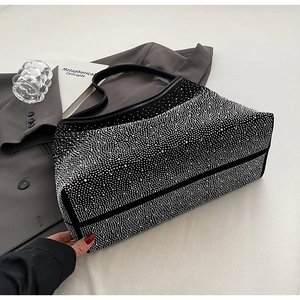 Detalle del bolso tote de diamantes brillantes con gran capacidad y asa de cuero negro