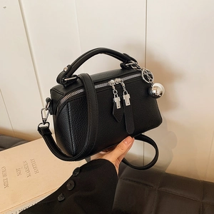 Sac Boston noir à motif litchi avec breloque sphère argentée et poignée ronde