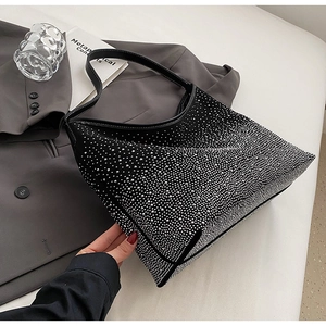 Primer plano de los cristales de strass plateados en un bolso tote negro grande de hombro