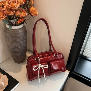 Sac oreiller rétro en cuir verni rouge foncé avec perles et doubles poches avant