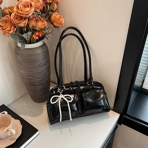 Sac à bandoulière en cuir verni noir brillant avec poches et charm nœud perlé