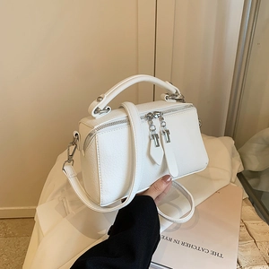 Sac à main Boston minimaliste blanc cassé avec texture litchi et double fermeture