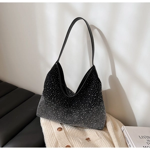 Vue détaillée des strass argentés scintillants et de la bandoulière en cuir du sac hobo chic