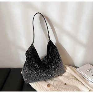 Détail du sac hobo en daim noir avec motif dégradé de strass argentés effet ciel étoilé