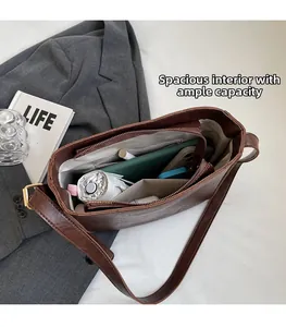 Détail d'un grand sac seau marron montrant son volume intérieur pour les affaires de bureau