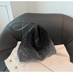 Gros plan sur le sac fourre-tout en strass étincelants avec pieds en métal et anse en cuir