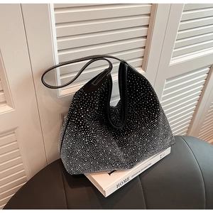 Détail d'un sac hobo noir à strass scintillants avec bandoulière en cuir au design chic