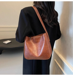 Vue détaillée d'un grand sac seau vintage marron avec une finition en similicuir texturé