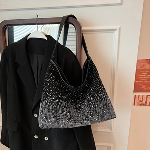 Grand sac fourre-tout noir orné de strass argentés avec fines bandoulières