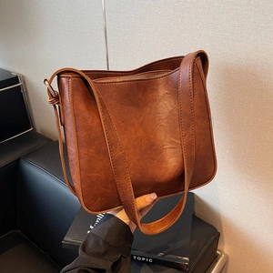 Sac fourre-tout en similicuir caramel avec texture grainée et large bandoulière