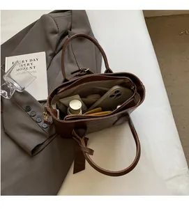 Vue de dessus d'un sac seau en cuir marron montrant la grande capacité de rangement intérieur