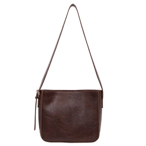 Sac seau marron vintage en cuir texturé avec bandoulière sur fond blanc uni