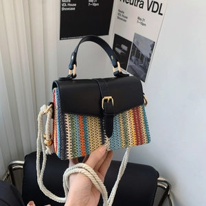 Borsa a tracolla intrecciata colorata con manico in pelle nera e dettagli dorati