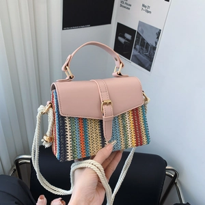 Borsa a tracolla tessuta colorata con finiture in pelle rosa e tracolla in cotone