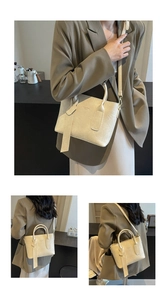 Gros plan sur le sac seau en cuir crème texturé avec poignées et détails de logo