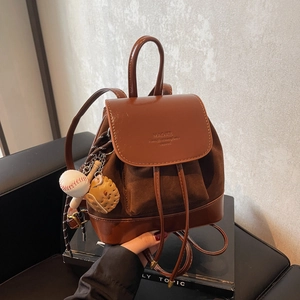 Mini sac à dos vintage marron avec patchwork, fermeture à rabat et breloque de baseball