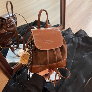 Mini sac à dos marron rétro en similicuir brillant et suède avec breloque de baseball