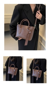 Détail du sac à main vintage en cuir marron avec double poignée et bandoulière