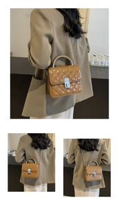 Détails du sac bandoulière marron matelassé avec poignée argentée et chaîne