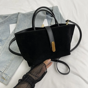 Grand sac cabas en daim noir avec boucle dorée et bandoulière en cuir élégante
