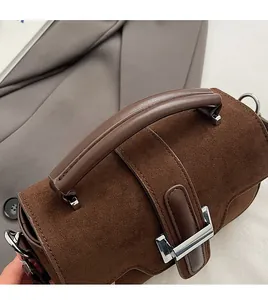 Détail de la poignée en cuir et de la texture en daim de ce sac à main marron