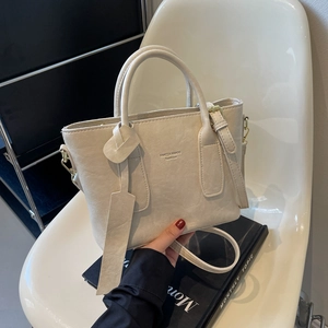 Sac seau chic blanc cassé avec détails dorés et marquage Vanzza Hanoq élégant