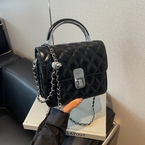 Sac bandoulière matelassé noir avec poignée argentée et chaîne élégante