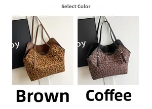 Vista dei dettagli delle borse tote leopardate marroni e caffè con manici in pelle