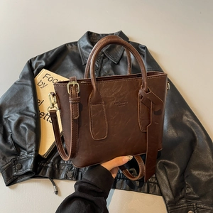 Sac seau en cuir marron foncé avec poignées et bandoulière réglable
