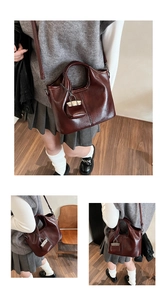 Dettaglio della borsa tote in pelle lucida bordeaux con un piccolo ciondolo abbinato