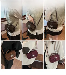 Détails du sac bandoulière vintage mat porté à l'épaule et à la main dans différents styles