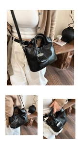 Dettaglio di una borsa a secchiello vintage in pelle nera con mini tasca e fibbia