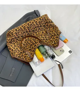 Dettaglio interno della borsa tote leopardata con ampio spazio e finiture in pelle