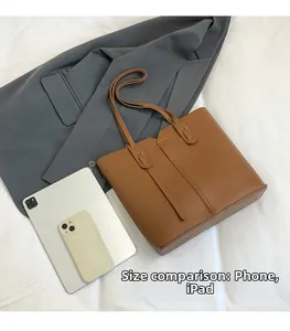 Sac fourre-tout marron grainé, comparaison de taille avec smartphone et tablette