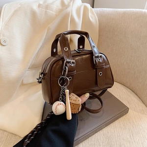 Sac à main Boston rétro en cuir PU marron foncé avec un charme de baseball élégant