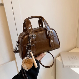 Mini sac à main Boston marron vintage avec breloque baseball et bandoulière en cuir