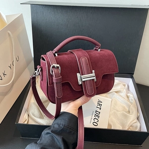 Sac carré en daim bordeaux avec fermoir argenté, boîte cadeau et sac de transport
