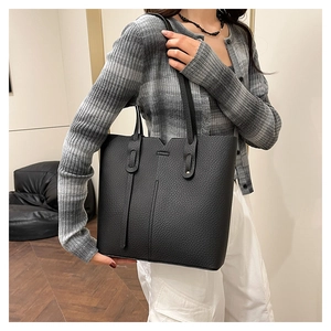Détail du sac cabas en cuir grainé noir avec coupe en V sur modèle pour usage quotidien