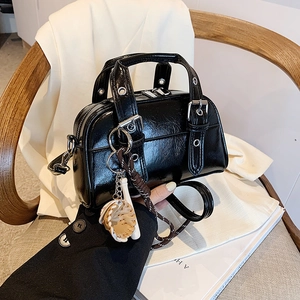 Sac à main Boston noir brillant avec boucles argentées et pendentif de baseball