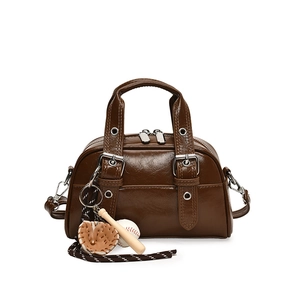 Sac à main Boston vintage en cuir marron avec breloques de baseball et bandoulière