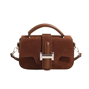 Sac à bandoulière en daim marron foncé avec boucle argentée et poignées en cuir chic