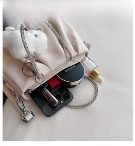 Dettagli sulla capacità interna della borsa beige a pieghe con manico diamantato