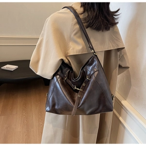 Detailansicht der großen dunkelbraunen Ledertasche mit Vintage-Bronze-Beschlägen
