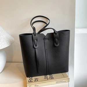 Grand sac cabas noir en cuir avec texture litchi, idéal pour le shopping et le travail
