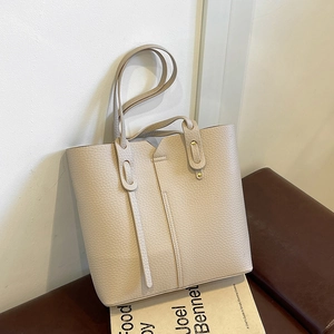 Grand sac cabas chic en cuir litchi crème avec détails de clous dorés élégants
