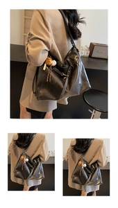 Detailansicht der großen schwarzen weichen Leder-Tote-Bag mit Anhänger und Metallschnallen