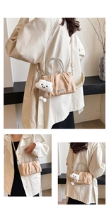 Dettaglio borsa a mano beige plissettata con manici in strass e charm a forma di nuvola