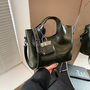 Borsa a Secchiello Vintage in Pelle PU per Donna Moda Street Style Borsa a Mano Con Mini Ciondolo Tracolla Regolabile Borsa a Spalla