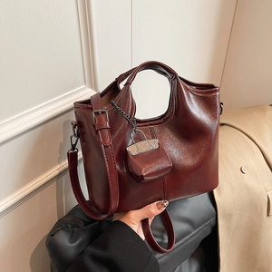 Borsa a tracolla retrò rosso intenso in morbida pelle con mini custodia e tracolla